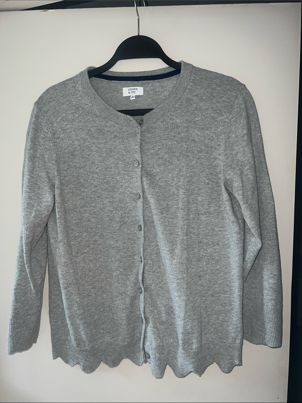 crown & ivy Gray Scallop-Hem Crewneck Button Cardigan
